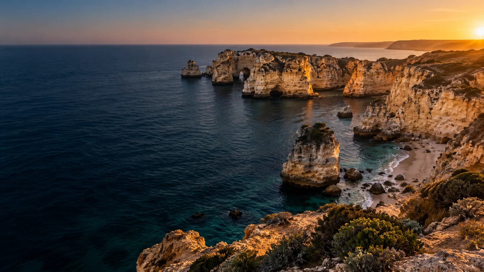Image d’ambiance générée du littoral de l’Algarve, sans lien avec un bien géré.