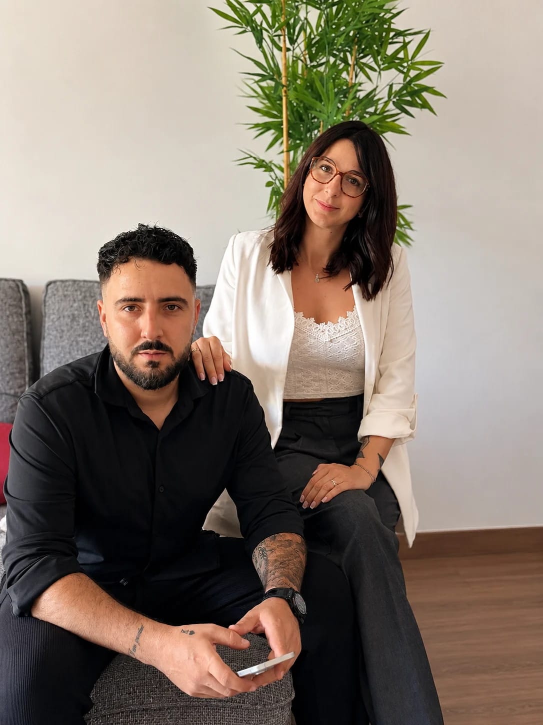 Anthony et Cynthia, fondateurs de HORA AZUL, réunis dans leur espace de travail.
